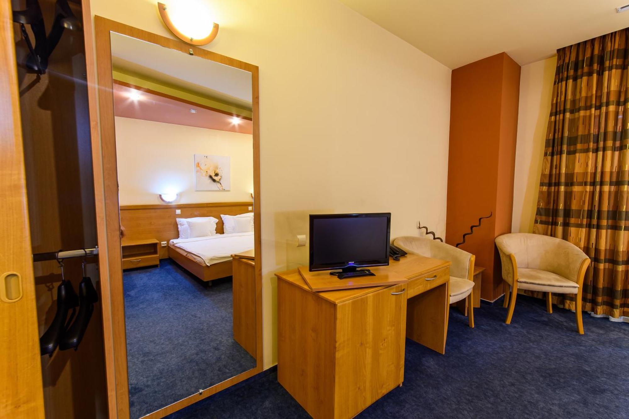 Hotel Torontal ทิมิชัวรา ภายนอก รูปภาพ