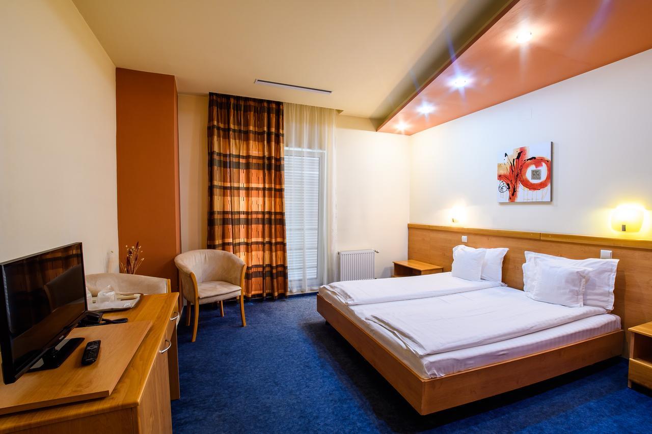 Hotel Torontal ทิมิชัวรา ภายนอก รูปภาพ